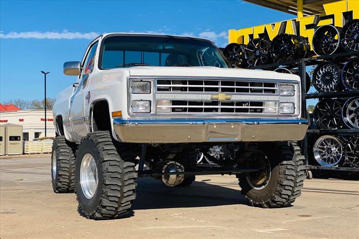 6 Inch Lift Kit 56 Inch Rear Springs Chevy/GMC C10/K10 Truck & SUV/K5 Blazer (77-87) Rough Country