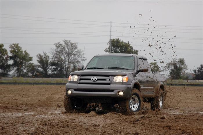 2.5 Inch Lift Kit Toyota Tundra 2WD/4WD (2000-2006) Rough Country
