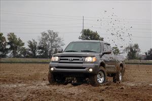 2.5 Inch Lift Kit Toyota Tundra 2WD/4WD (2000-2006) Rough Country